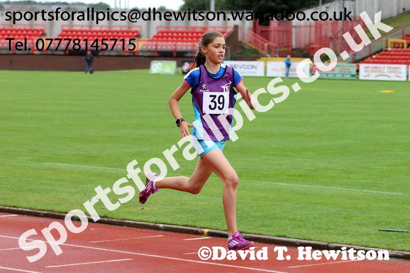 Girls under-13s 800 metres, Gateshead Tartan Games. Phot: David T. Hewitson/Sports for All Pics